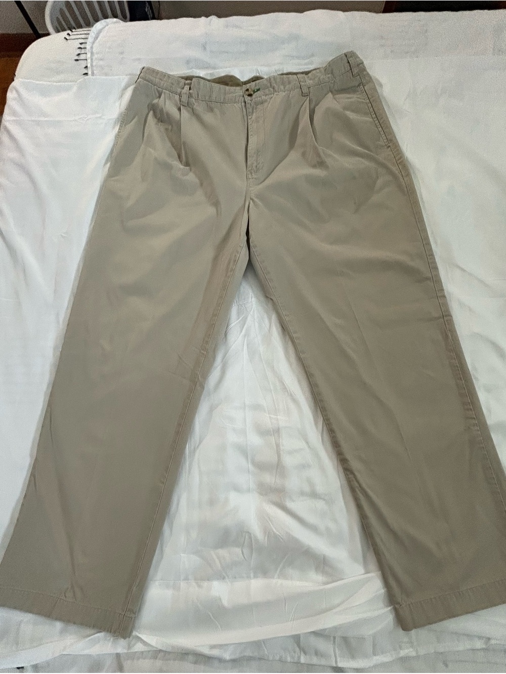 Men’s Tommy Hilfiger Beige Cotton Pleated Chino Pants Size 42x32, GUC